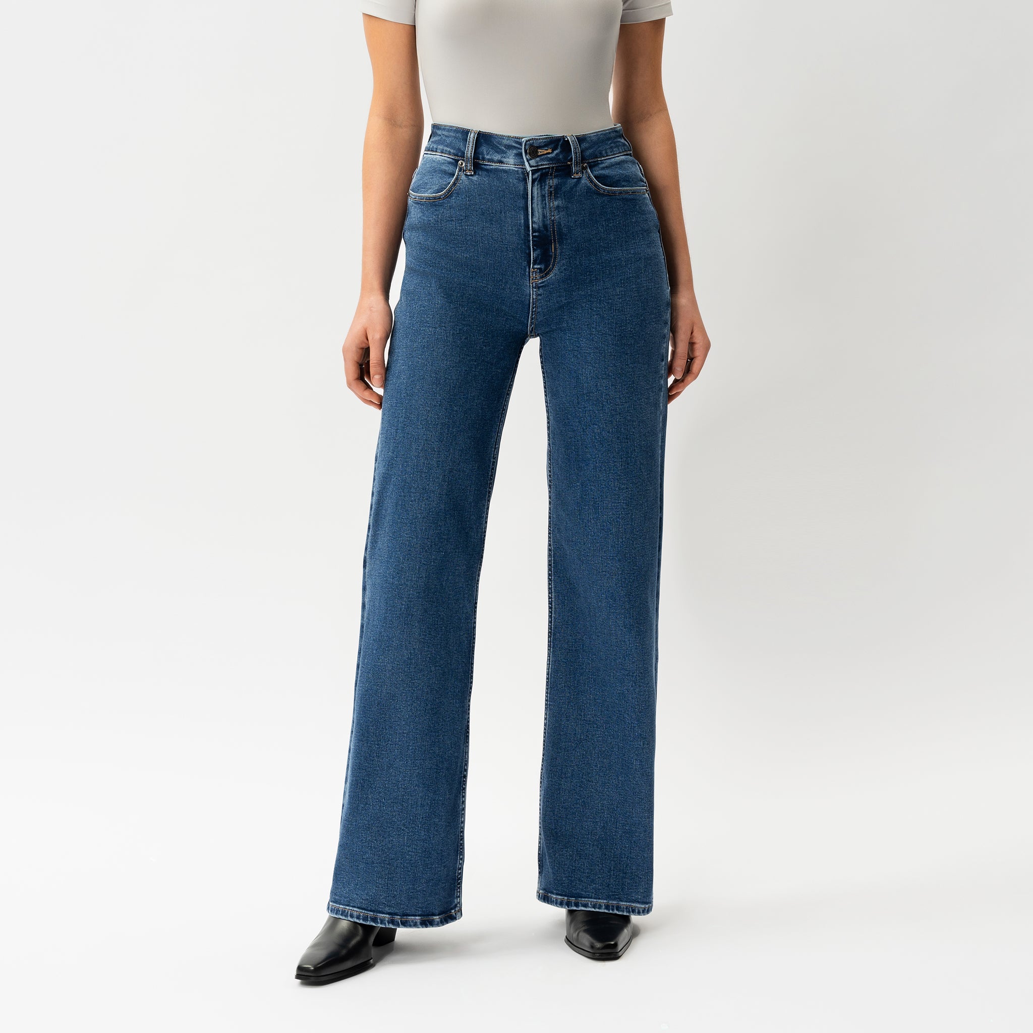 Relaxed ComfortDenim™ Jeans - Ninepine