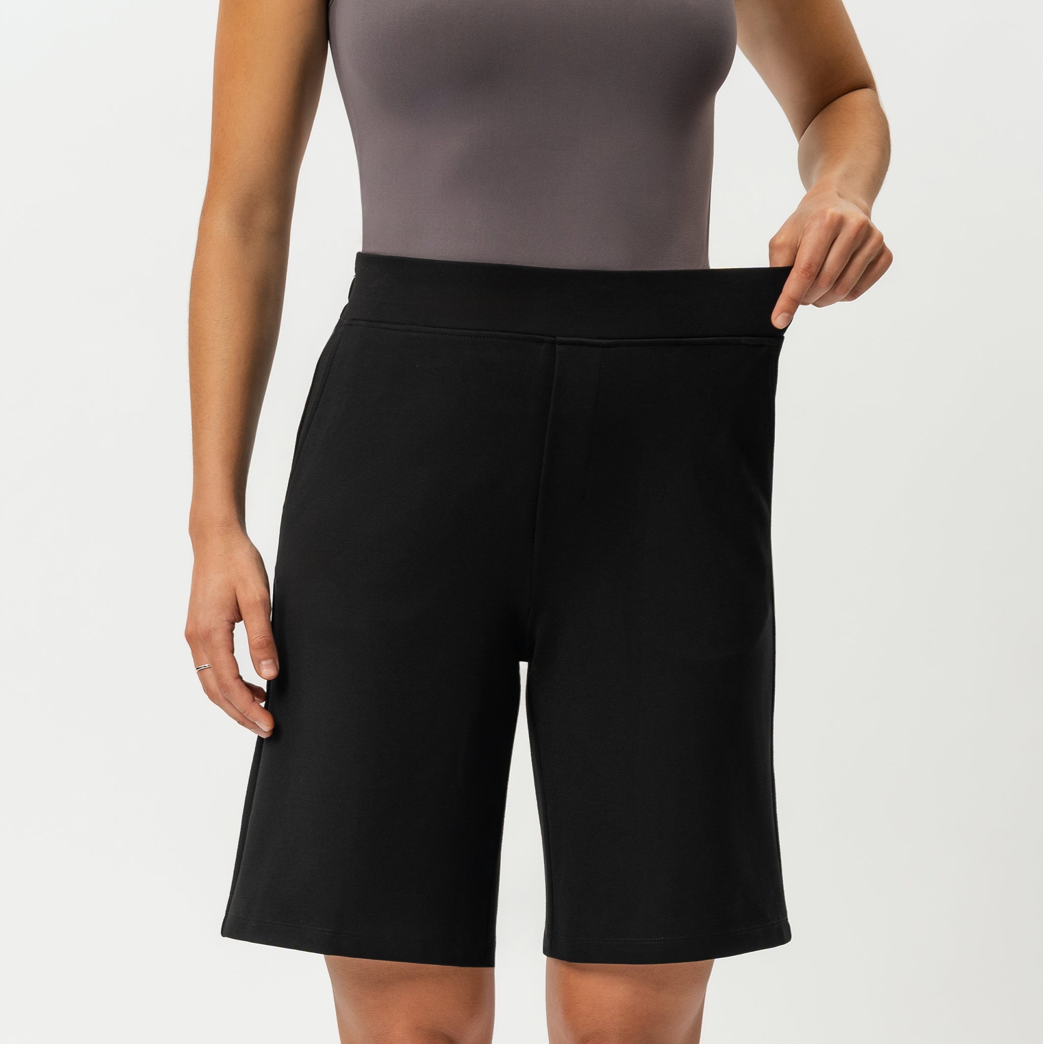 Light Ponte Shorts - Ninepine