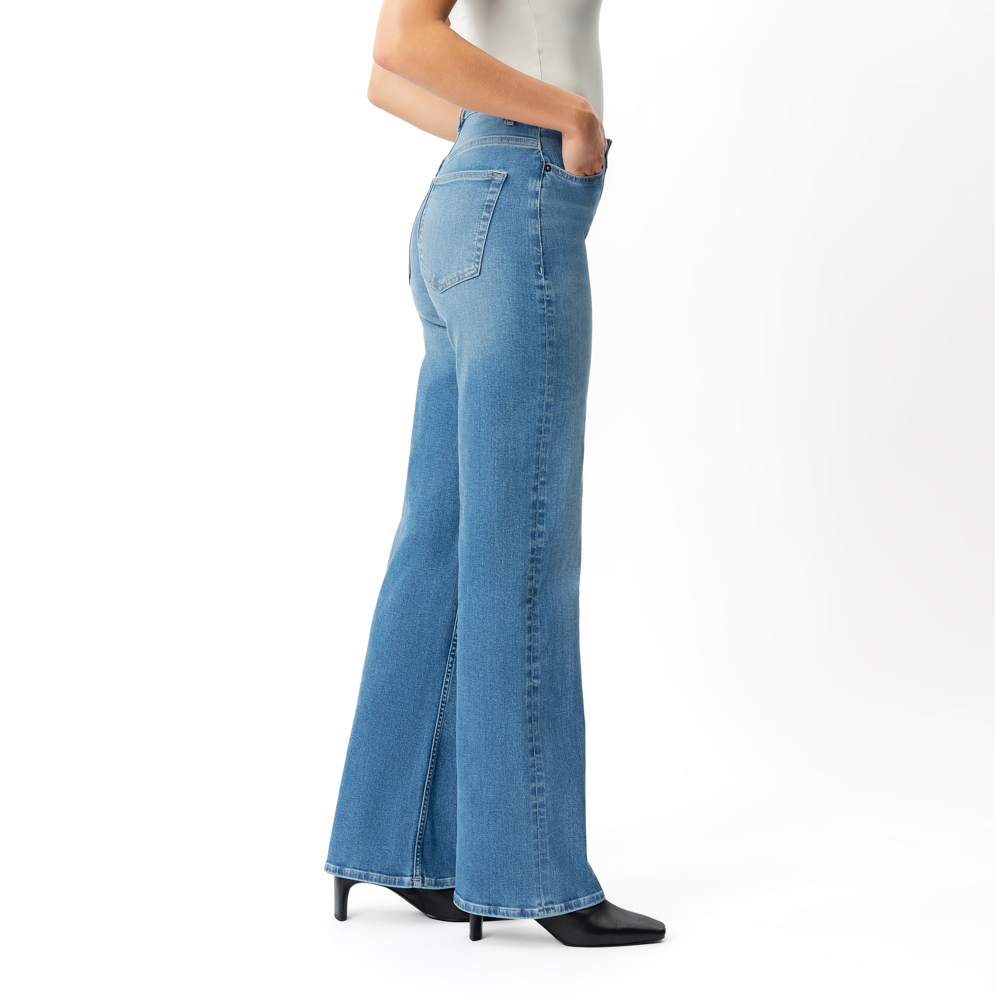 Relaxed ComfortDenim™ Jeans - Ninepine